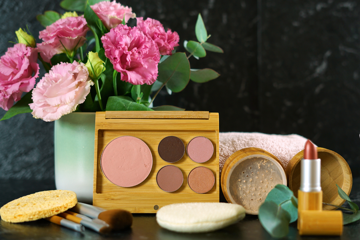 Eco-friendly Makeup - Stock Image from Canva of a zero-waste makeup set with wooden brushes