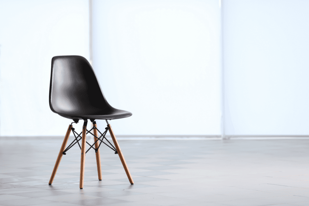 Zero-Waste Tips - Modern, minimalist recycled plastic office chair 