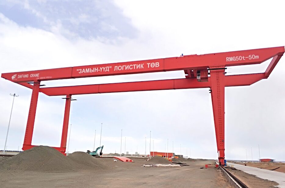 smog causes and effect - container gantry crane combatting smog
